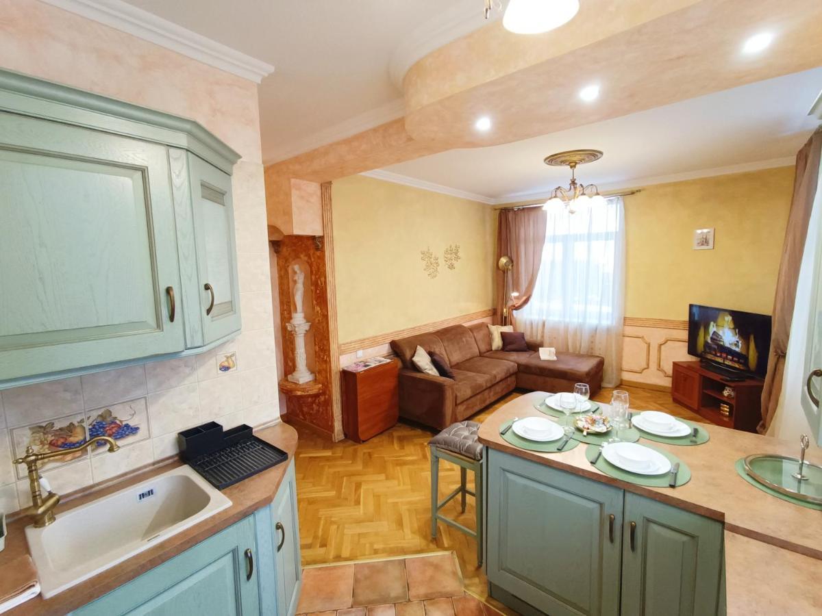 Old Town Retreat With Stunning Views 2 Bedroom Apartment Nearby The Church Of Saint Peter 리가 외부 사진