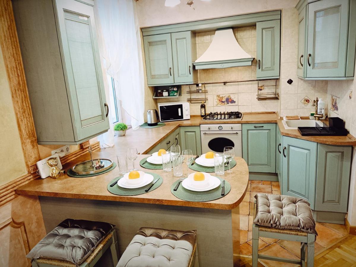 Old Town Retreat With Stunning Views 2 Bedroom Apartment Nearby The Church Of Saint Peter 리가 외부 사진