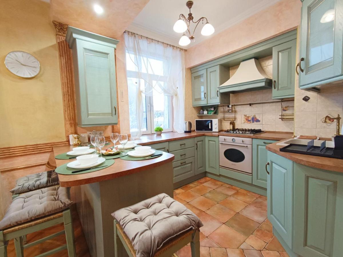 Old Town Retreat With Stunning Views 2 Bedroom Apartment Nearby The Church Of Saint Peter 리가 외부 사진
